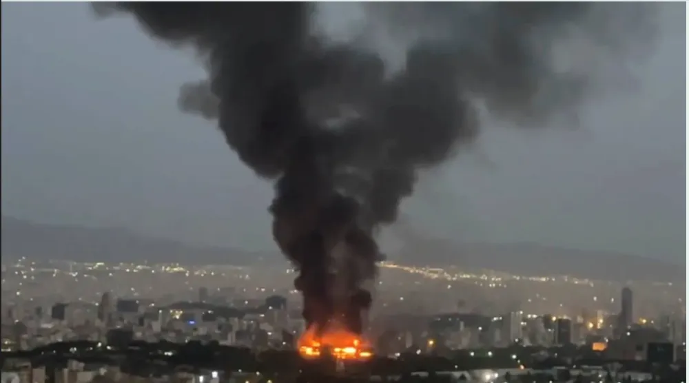سُحب الدخان تتصاعد من موقع قصفه الطيران الإسرائيلي بطهران (رويترز)