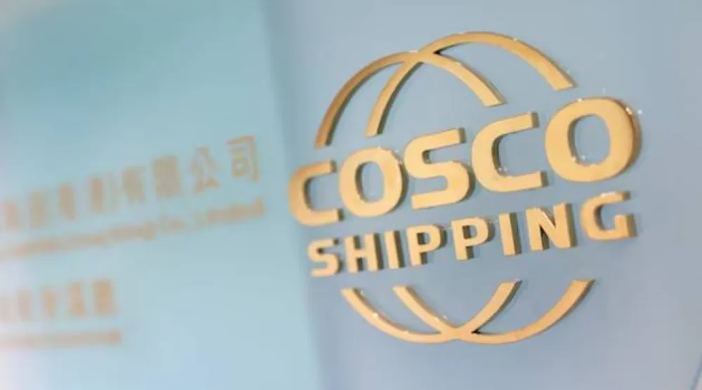 شعار شركة «كوسكو للشحن» في مكتبها بهونغ كونغ (رويترز)
