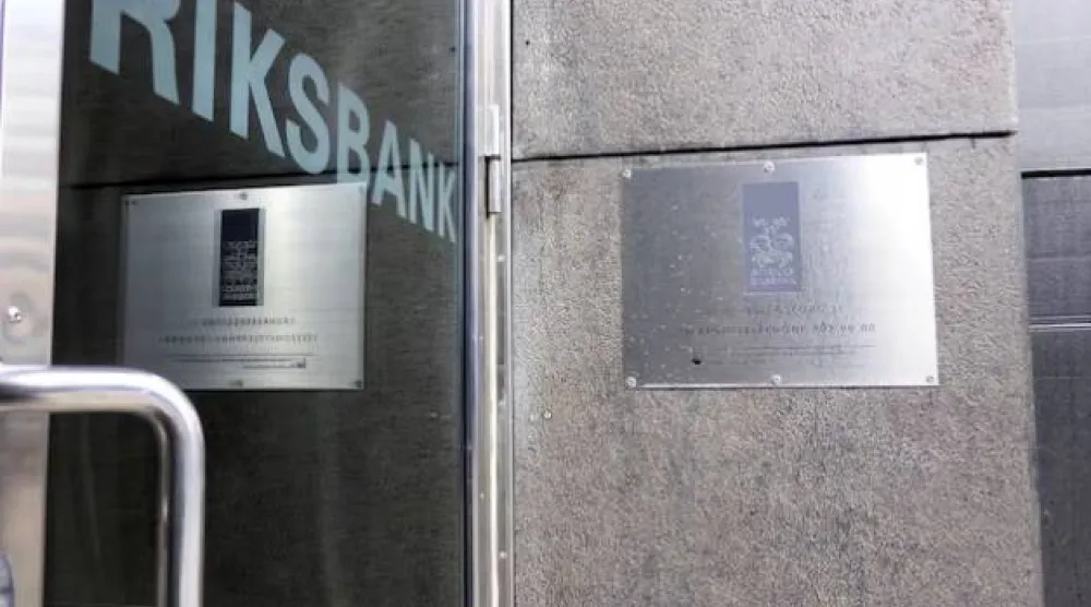 مدخل البنك المركزي السويدي في استوكهولم (رويترز)