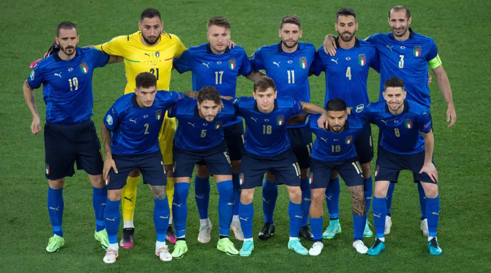 تتجه الأنظار الخميس إلى برغامو حيث يسعى المنتخب الإيطالي إلى تجنب ما يعتبر كارثة بالنسبة لبلد يتنفس كرة القدم (رويترز)