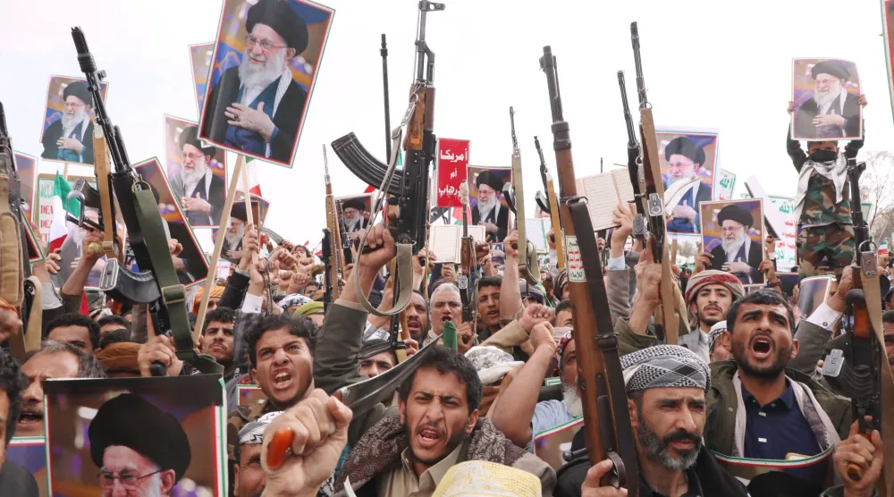 عناصر حوثيون خلال حشد في صنعاء للتضامن مع إيران (أ.ب)