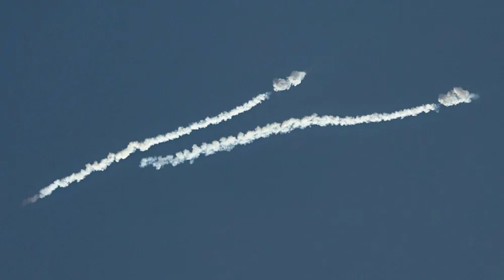 اعتراض صاروخ إيراني في أجواء أبوظبي (أ.ف.ب)