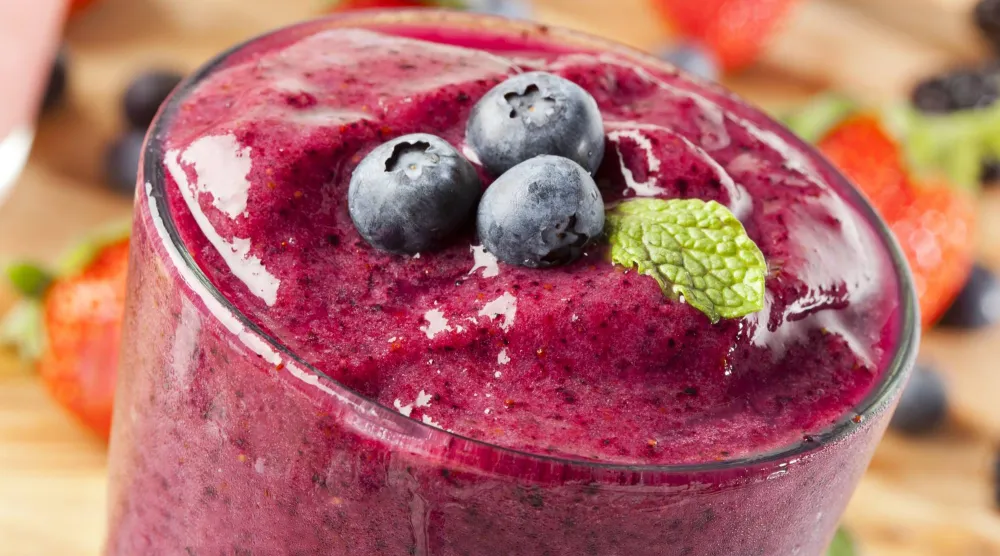 كوب من عصير التوت الأزرق الطازج (بيكسباي)