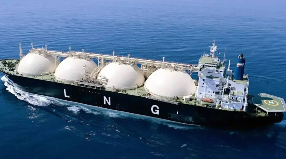 سفينة غاز طبيعي مُسال في عرض البحر (رويترز)