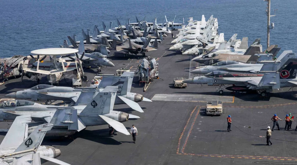 جنود وطائرات تابعة للبحرية الأميركية على سطح حاملة الطائرات «يو إس إس أبراهام لينكولن» (أرشيفية- رويترز)