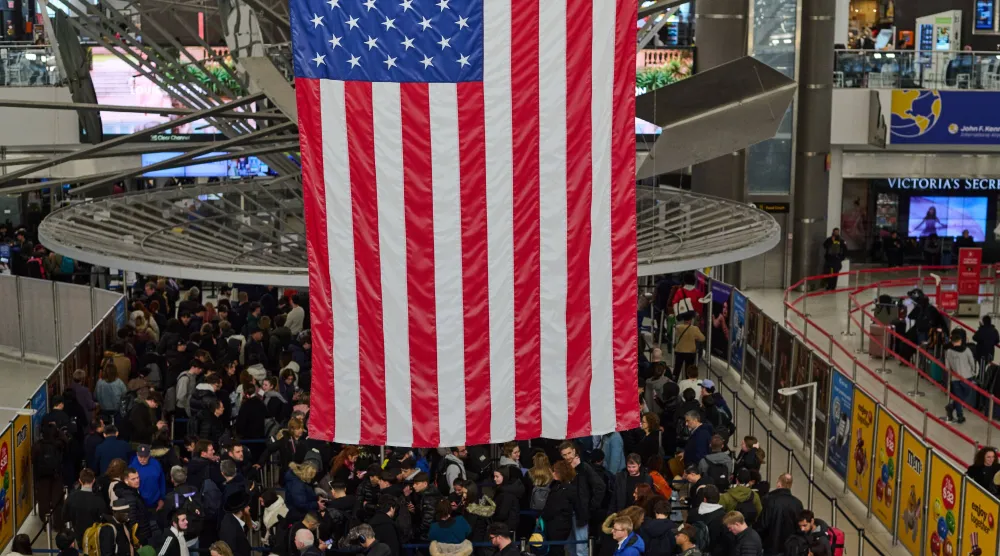 ازدحام خانق في مطار «جون إف كيندي» في نيويورك يوم 23 مارس 2026 (د.ب.أ)