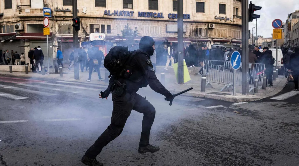 قوات الأمن الإسرائيلية تفرّق مصلين حاولوا التجمع خارج أسوار البلدة القديمة في القدس لأداء صلاة الفجر بمناسبة عيد الفطر (أ.ف.ب)