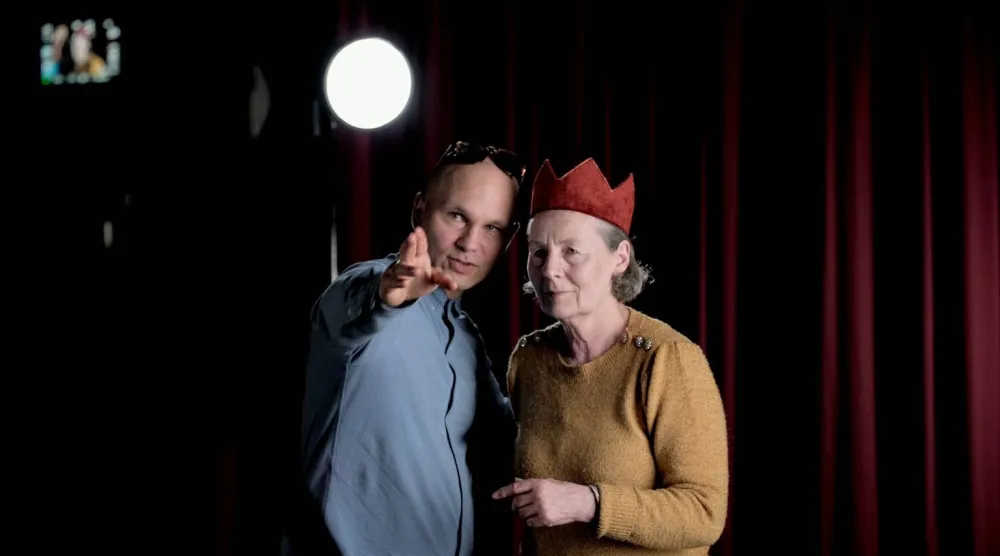 المخرج الدنماركي مع والدته خلال تصوير الفيلم (الشركة المنتجة)