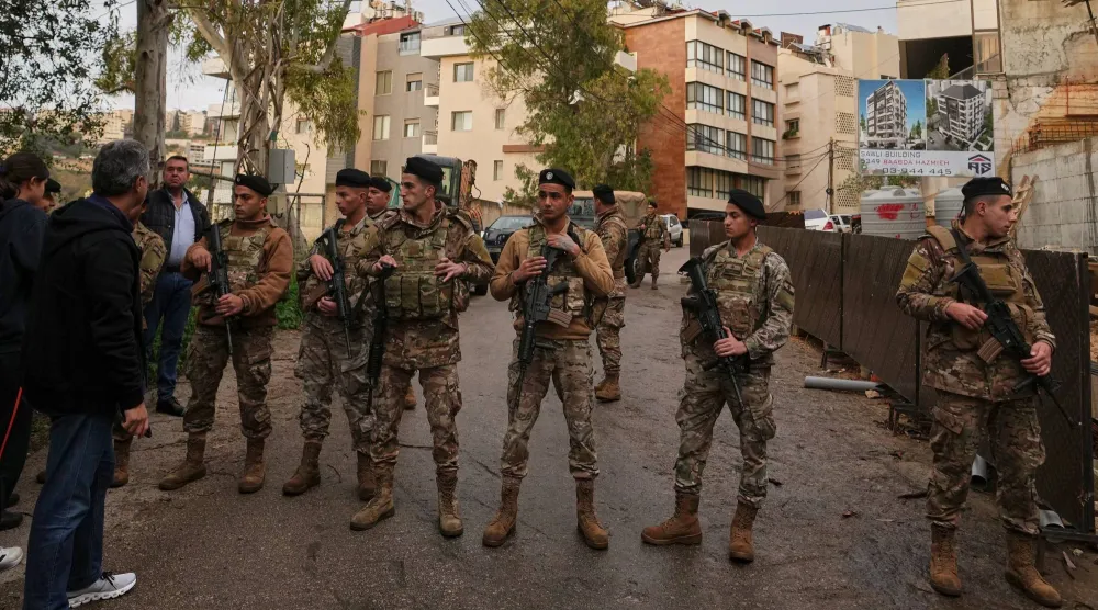 جنود من الجيش اللبناني يغلقون طريقاً يؤدي إلى مبنى سكني تعرّض لغارة إسرائيلية في منطقة الحازمية شرق بيروت 23 مارس 2026 (أ.ب)