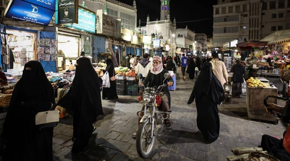 الأسواق اليمنية شهدت ارتفاع أسعار بعض السلع بحجة ازدياد تكلفة النقل البحري (أ.ف.ب)