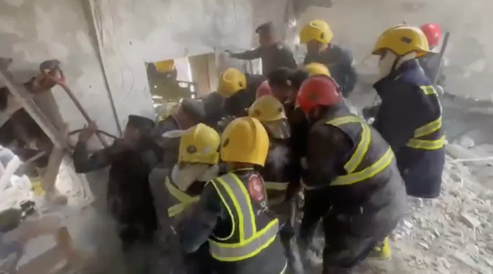 فرق الدفاع المدني تنتشل جثث جنود عراقيين داخل قاعدة الحبانية (إعلام أمني)