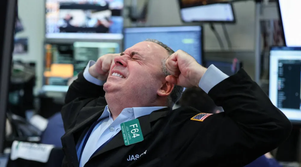 متداول في بورصة نيويورك يستعد لافتتاح السوق (أ.ف.ب)