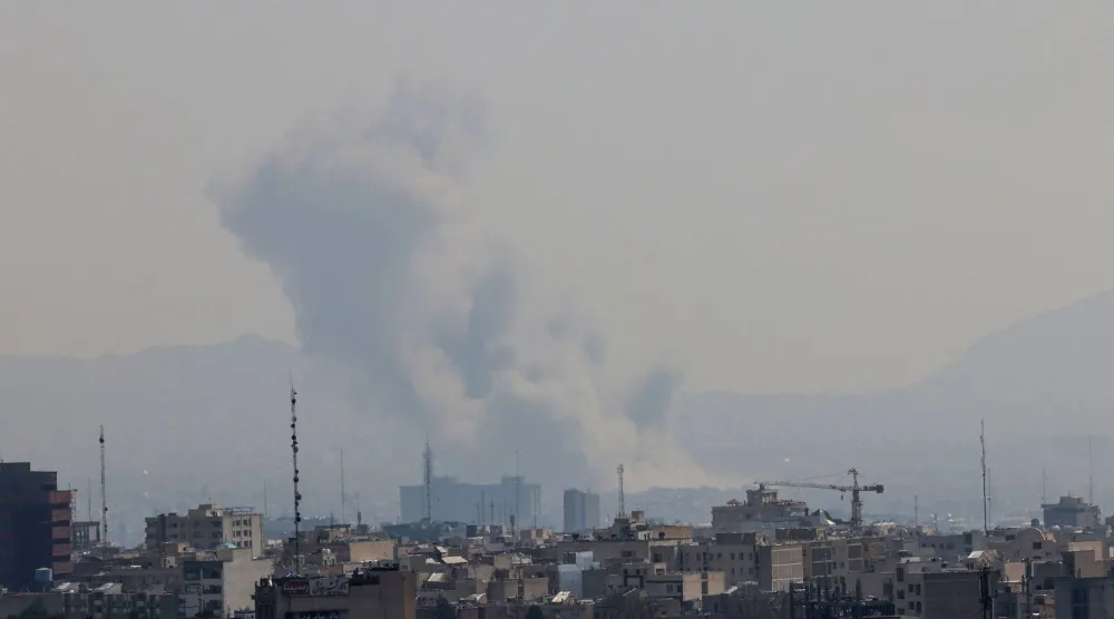 تصاعد سحابة من الدخان من موقع غارة جوية على طهران يوم 17 مارس 2026 (أ.ف.ب)