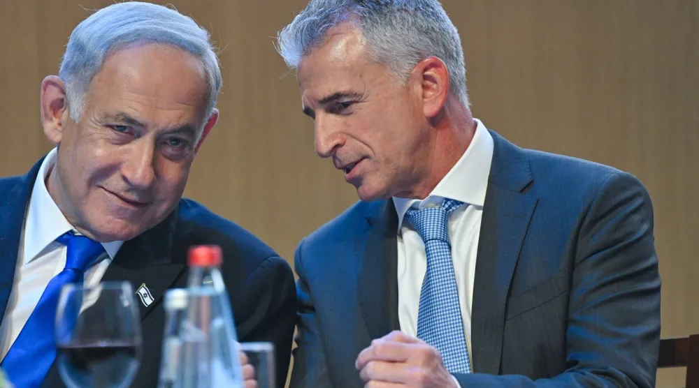 بنيامين نتنياهو ومدير «الموساد» ديفيد برنياع في القدس (د.ب.أ)