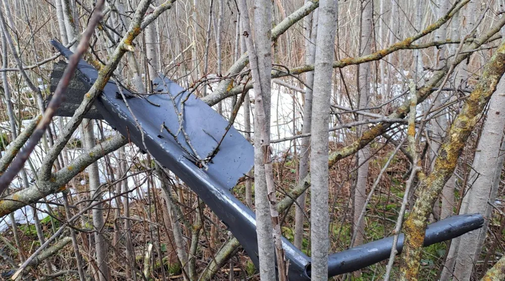 جزء من طائرة أوكرانية مسيّرة سقطت في منطقة كراسلافاس في لاتفيا 25 مارس 2026 (رويترز)
