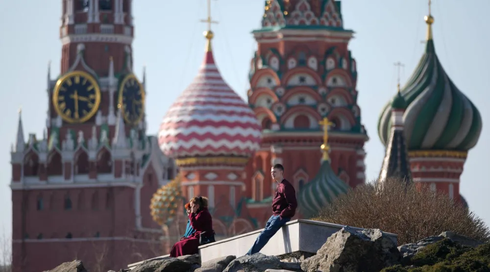 صورة من حديقة زاريادي في العاصمة الروسية موسكو في 24 مارس 2026... ويظهر في الخلفية برج سباسكايا التابع للكرملين وكاتدرائية القديس باسيل (أ.ب)