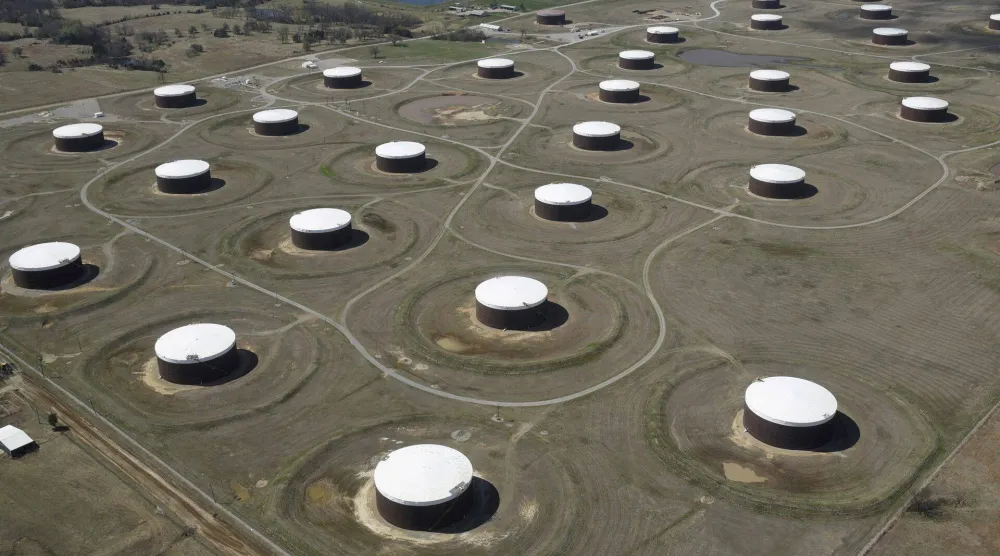 صهاريج لتخزين النفط الخام في كوشينغ بولاية أوكلاهوما الأميركية (رويترز)