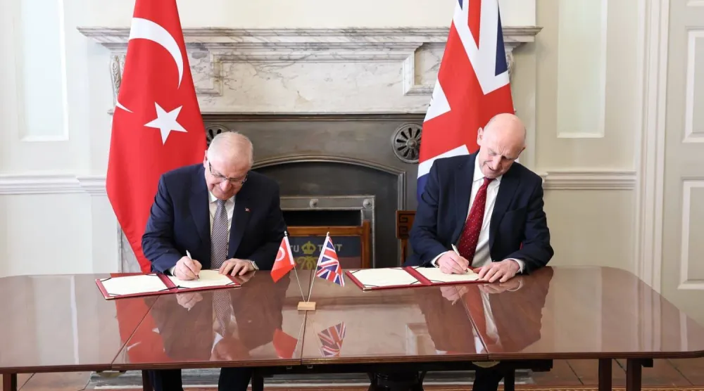 وزيرا الدفاع البريطاني والتركي خلال توقيع اتفاقية الدعم اللوجيستي وصيانة وتشغيل مقاتلات يوروفايتر تايفون في لندن الأربعاء (وزارة الدفاع التركية - إكس)