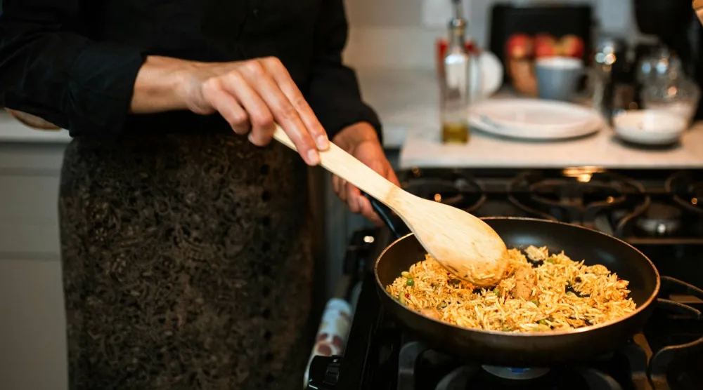 الخبراء ينصحون بتجنب ترك الأرز المطبوخ في درجة حرارة الغرفة لأكثر من ساعتين (بيكسلز)