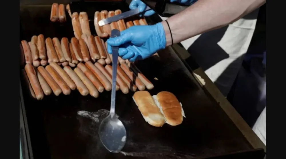 اللحوم المصنعة غالباً ما تكون غنية بالصوديوم والدهون المشبعة والسعرات الحرارية (رويترز)