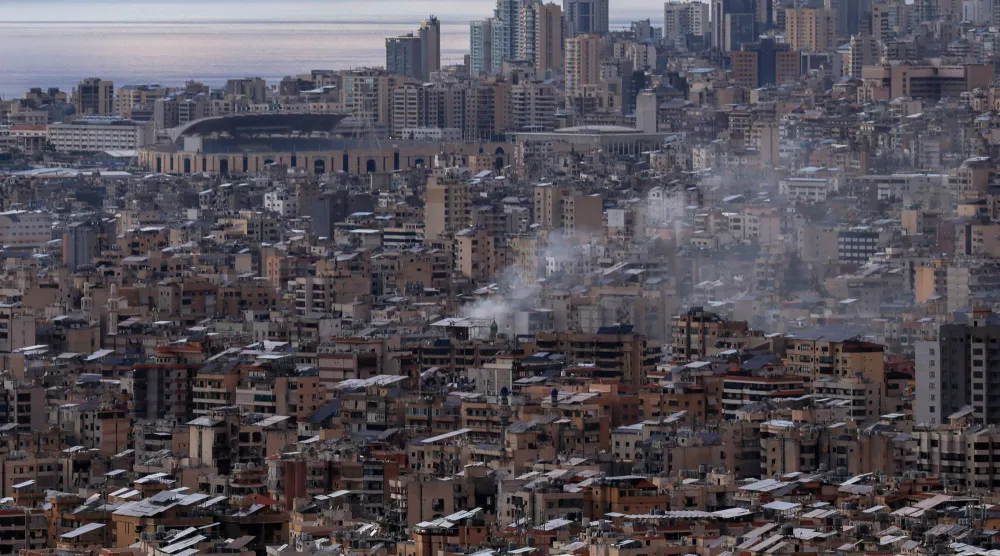 الدخان يتصاعد جراء اعتراض صاروخ إيراني فوق منطقة ساحل علما في جبل لبنان (رويترز)