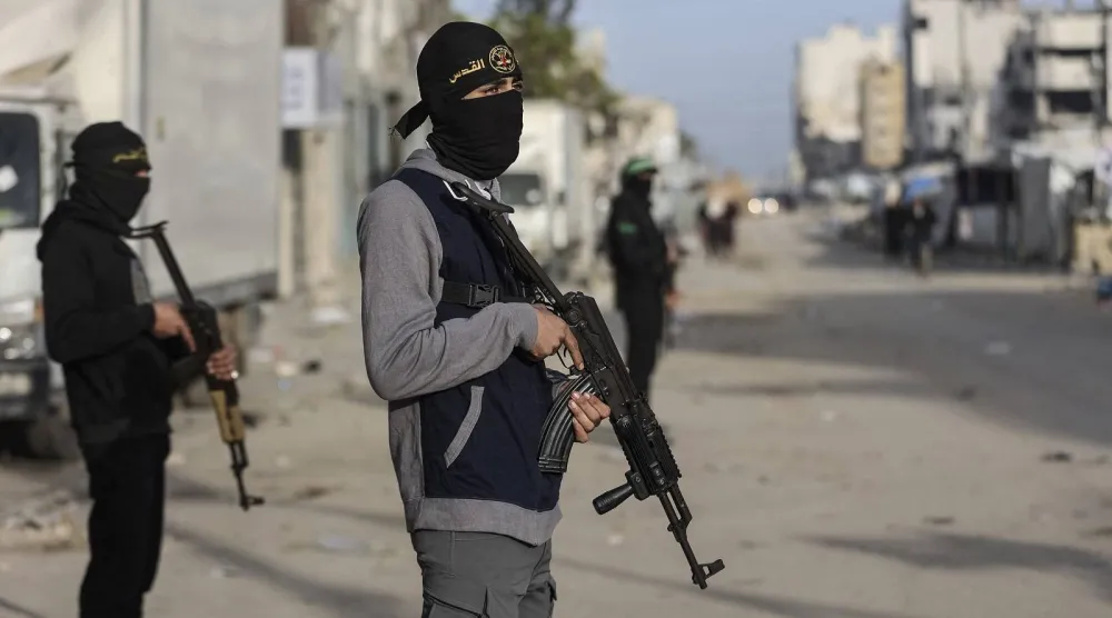 أعضاء من كتائب عز الدين القسام التابعة لحركة «حماس» وكتائب القدس التابعة لحركة الجهاد الإسلامي ينتشرون عند التقاطعات في غزة (أ.ف.ب)