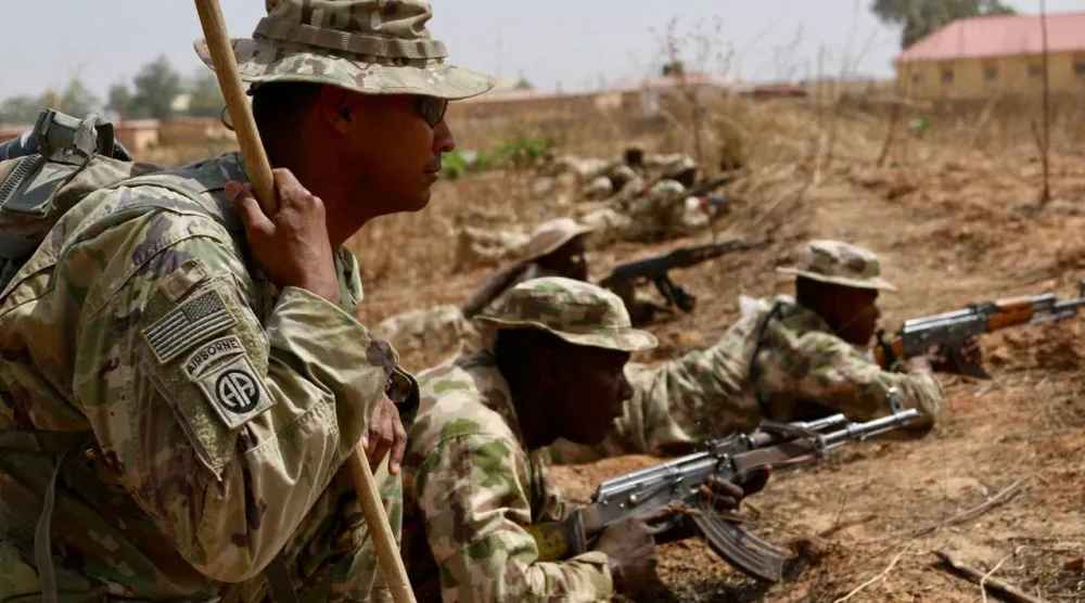 جندي أميركي يُدرّب جنوداً نيجيريين بمعسكر «بجاجي» في نيجيريا (أرشيفية - رويترز)