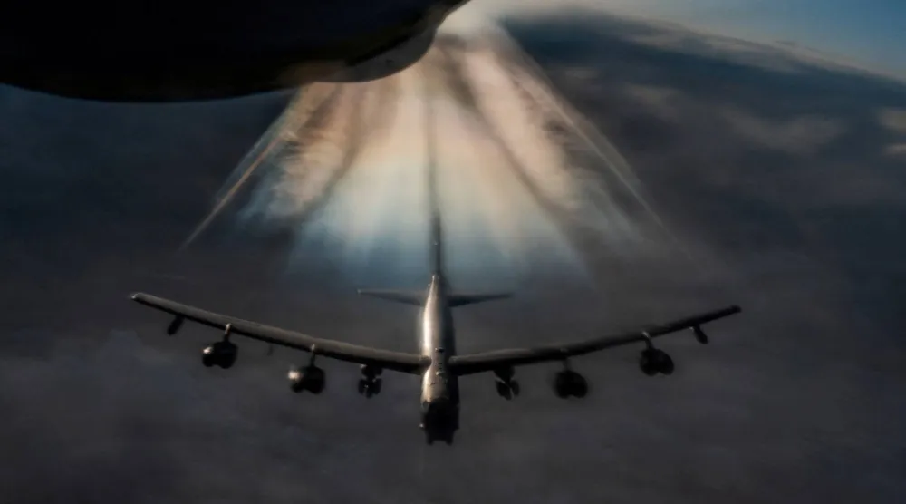 طائرة من طراز كي سي ستراتوتانكر تزود قاذفة قنابل من طراز بي 52 ستراتوفورتريس بالوقود خلال هجوم على إيران (رويترز)