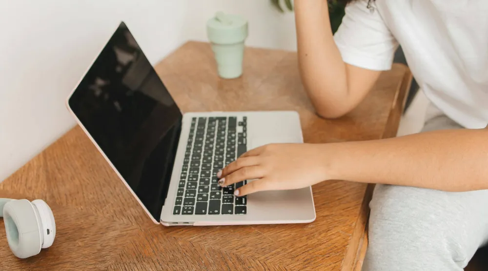 كثيرون يميلون إلى الإفراط في التفكير أو إقناع أنفسهم بإمكانية تأجيل المهام لبضع دقائق (بيكسلز)