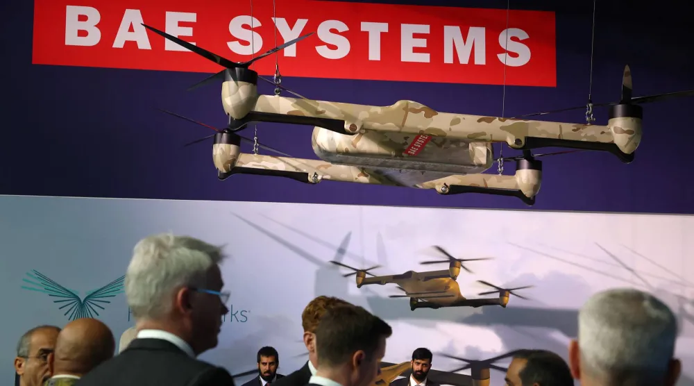 أشخاص يجتمعون خلال عرض لشركة «بي إيه إي سيستمز» البريطانية للصناعات العسكرية في هانتسفيل بولاية ألاباما الأميركية 28 مارس 2023 (رويترز)