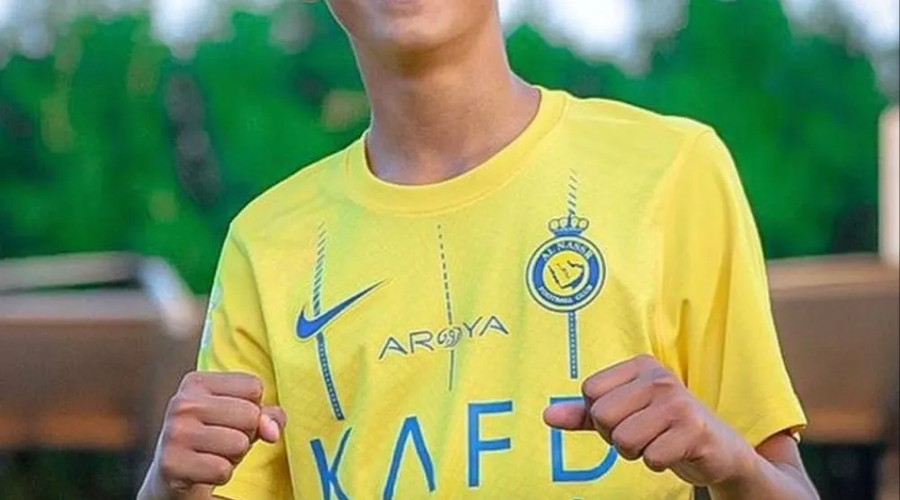 كريستيانو جونيور بشعار النصر (نادي النصر)