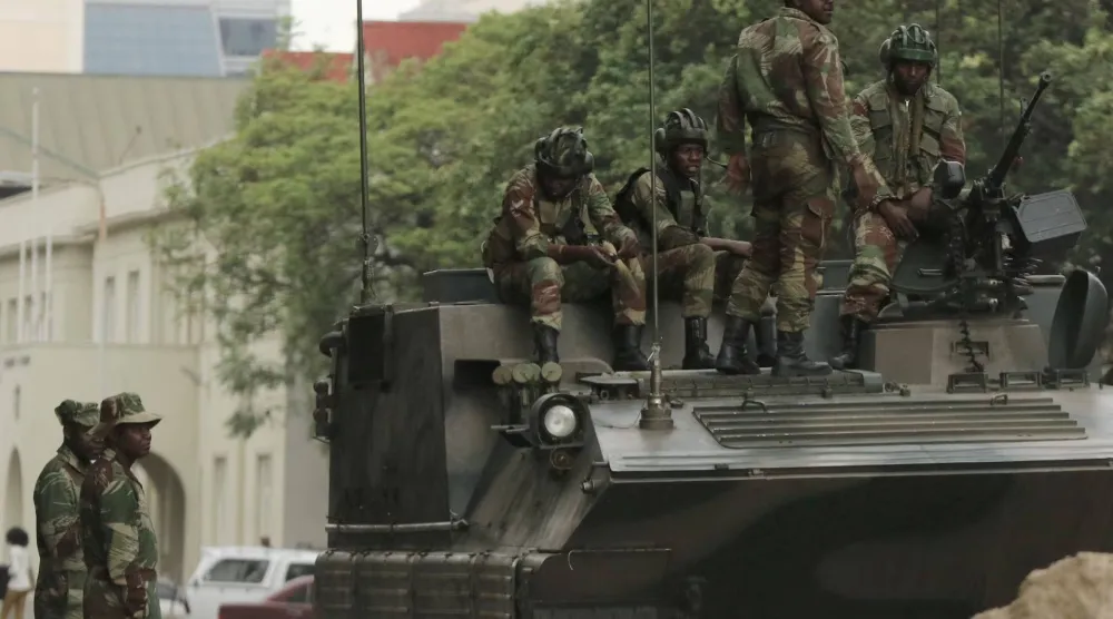 جنود من زيمبابوي في وسط مدينة هراري عاصمة البلاد (رويترز-أرشيفية)