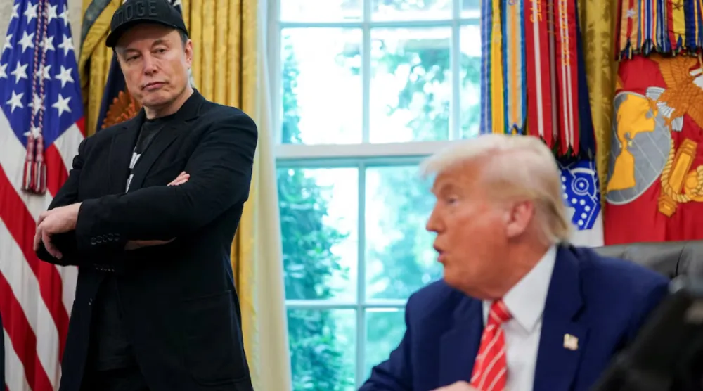 الرئيس الأميركي دونالد ترمب (يمين) والملياردير إيلون ماسك (رويترز)