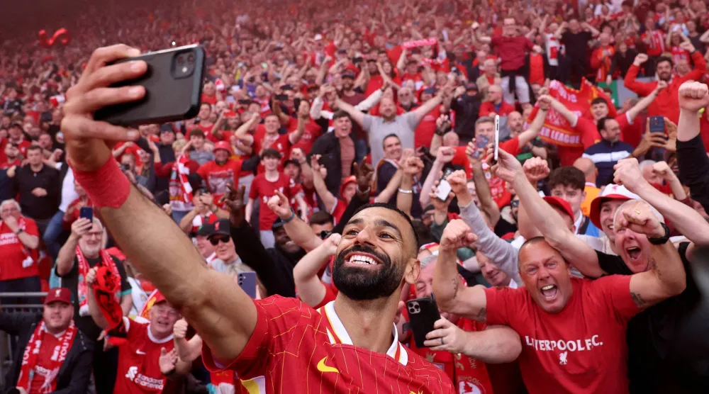 محمد صلاح وفرحة الفوز بلقب الدوري الإنجليزي (رويترز)