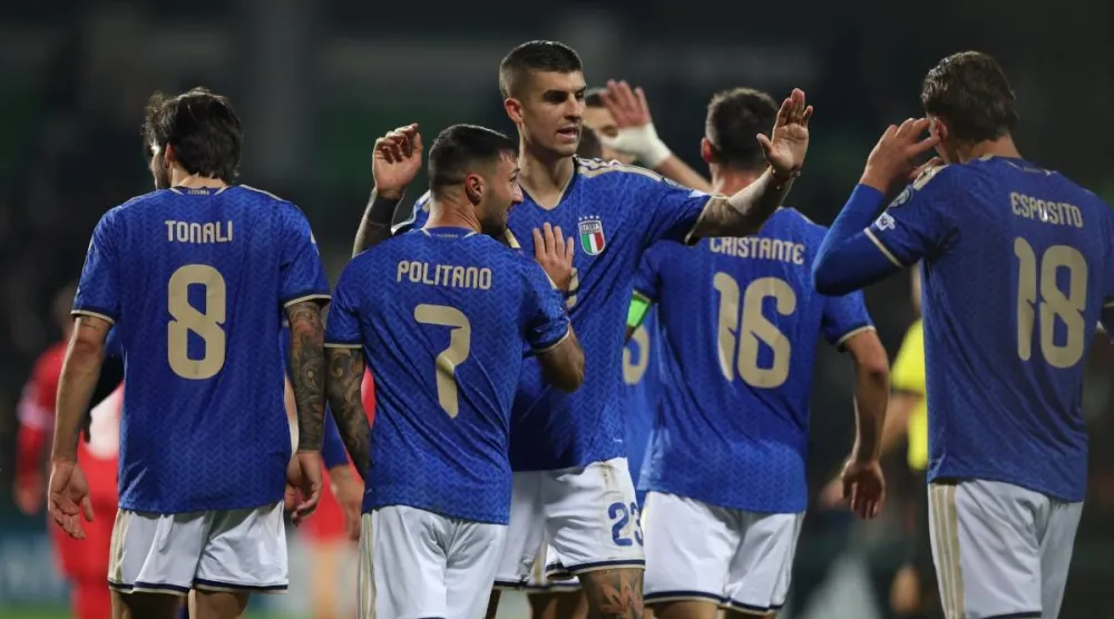 لاعبو ايطاليا تحت الضغط لتفادي السقوط بالملحق للمرة الثالثة (رويترز)