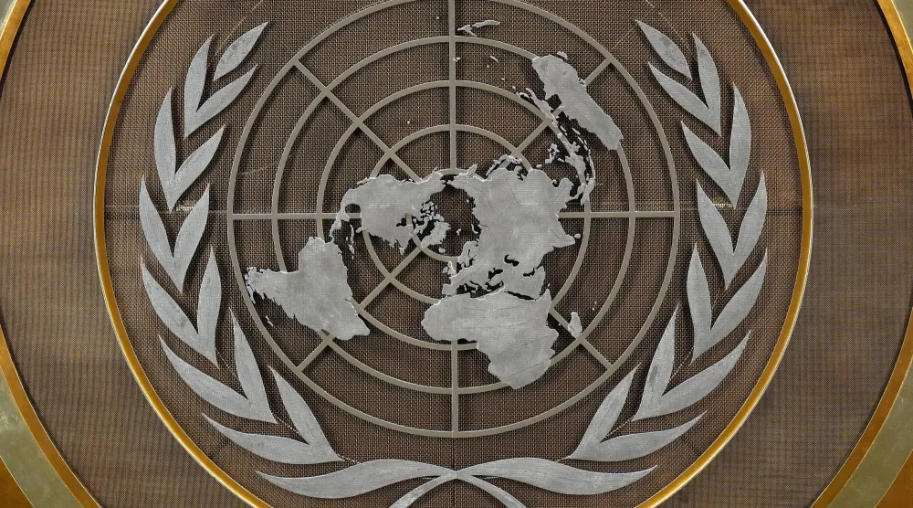 يظهر شعار الأمم المتحدة داخل الدورة التاسعة والسبعين للجمعية العامة للأمم المتحدة (أ.ب)