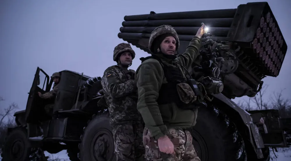 جنود أوكرانيون يستعدون لإطلاق صواريخ «غراد» باتجاه القوات الروسية بالقرب من بلدة تشاسيف يار الواقعة على خط المواجهة في دونيتسك بمنطقة دونباس في أوكرانيا - 15 يناير 2026 (رويترز)