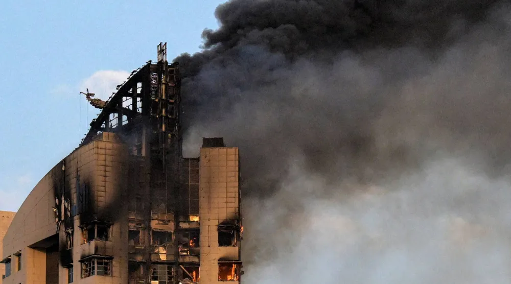 الدخان يتصاعد من أحد المباني في الكويت جراء الهجمات الإيرانية (أ.ف.ب)