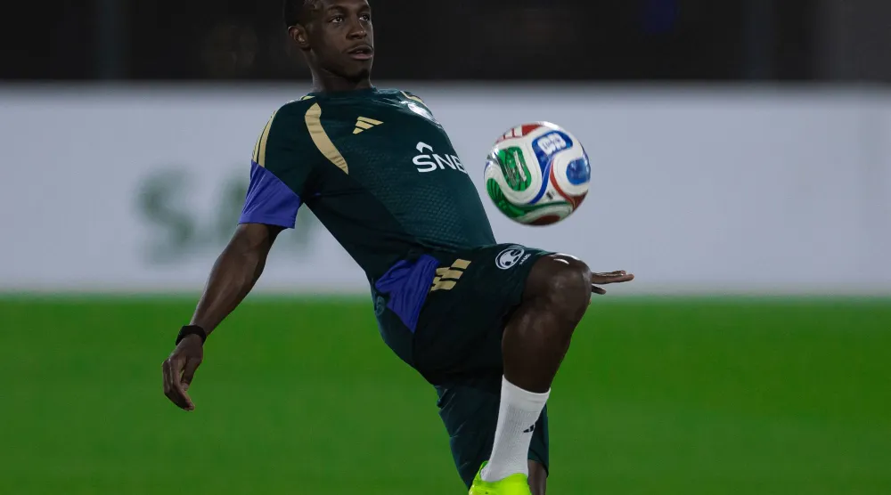 سعود عبد الحميد يستعرض مهاراته خلال الحصة التدريبية (موقع المنتخب السعودي)