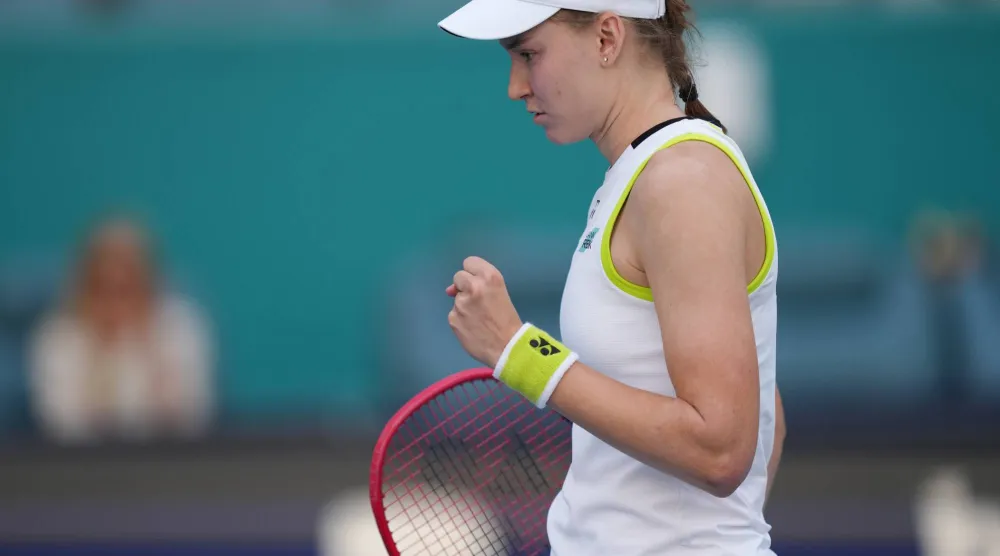 ريباكينا تحتفل بفوزها على بيغولا (أ.ب)