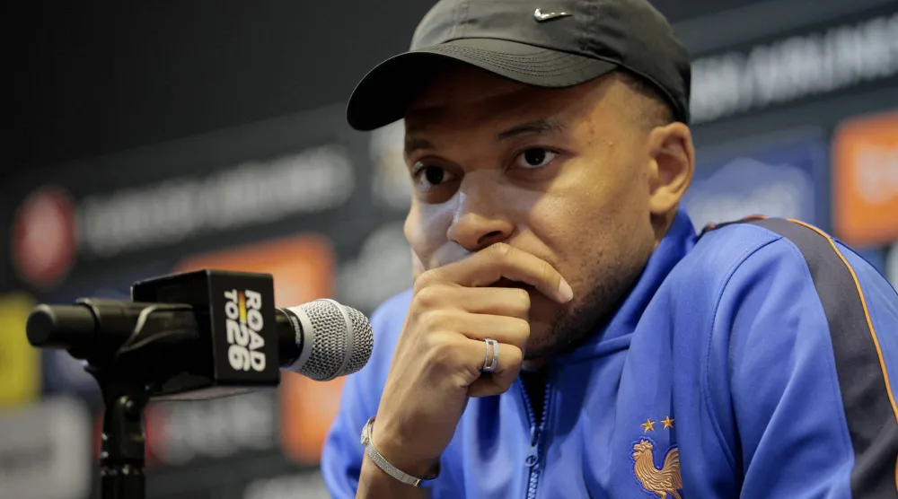 مبابي خلال المؤتمر الصحافي (رويترز)