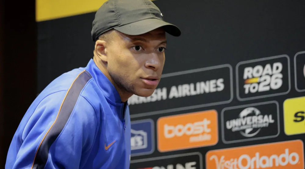 مبابي نجم المنتخب الفرنسي يغادر قاعة المؤتمر الصحافي لمباراة البرازيل الودية (رويترز)