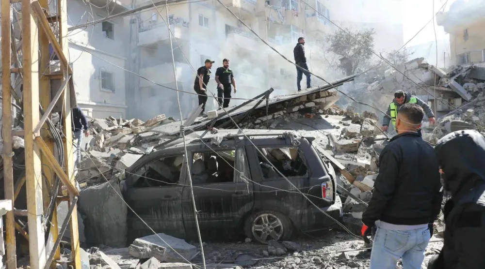 Lübnan'ın güneyindeki sahil kenti Sur'da (Tire) İsrail saldırısının olduğu bölgede sivil savunma gönüllüleri (AFP)