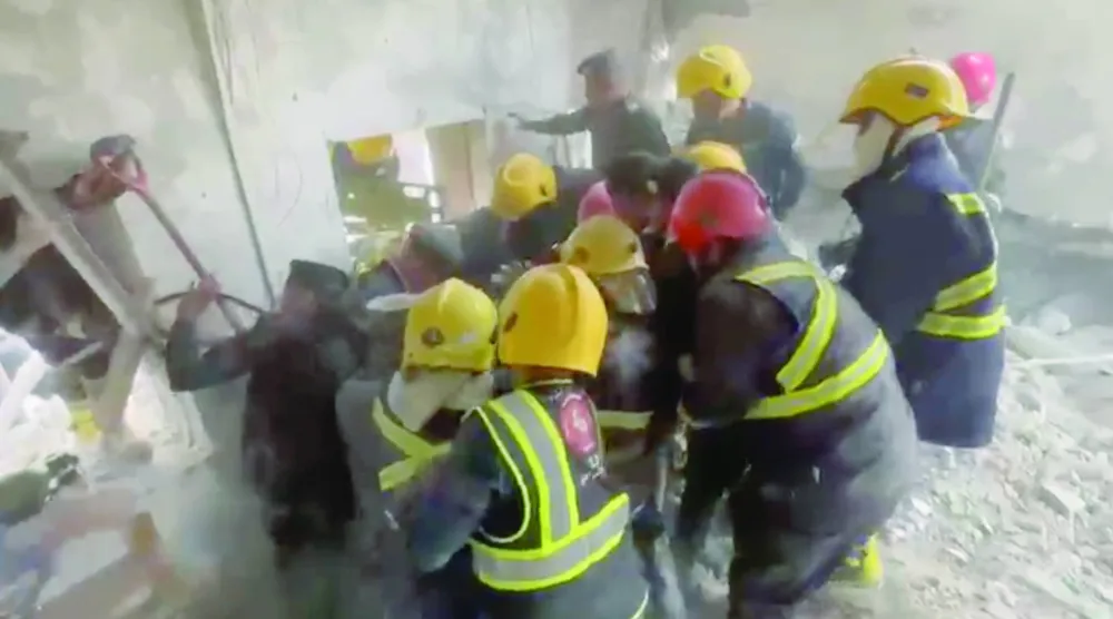 
فرق الدفاع المدني تنتشل جثث جنود عراقيين داخل قاعدة الحبانية (إعلام أمني)