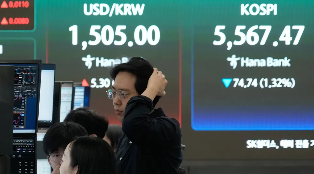 متداولو العملات يراقبون عبر الشاشات مؤشر أسعار الأسهم الكوري المركب «كوسبي» (أ.ب)