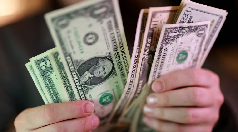 أوراق نقدية من فئة الدولار الأميركي (رويترز)