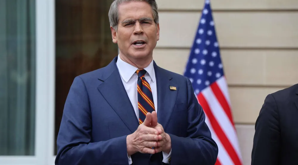 بيسنت يدلي بتصريح صحافي عقب اجتماعات مع وفد صيني (أ.ف.ب)