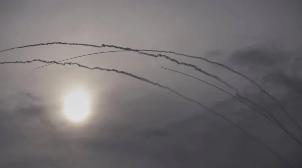 نظام الدفاع الجوي الإسرائيلي «القبة الحديدية» يطلق النار لاعتراض صواريخ فوق تل أبيب (أ.ب)