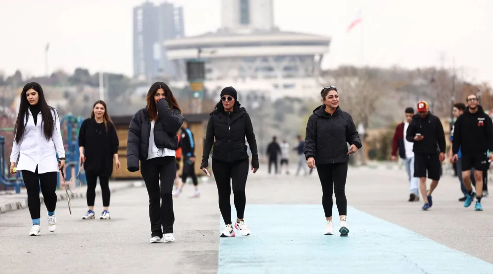 إيرانيات يمشين في حديقة بارديسان في طهران أمس (رويترز)