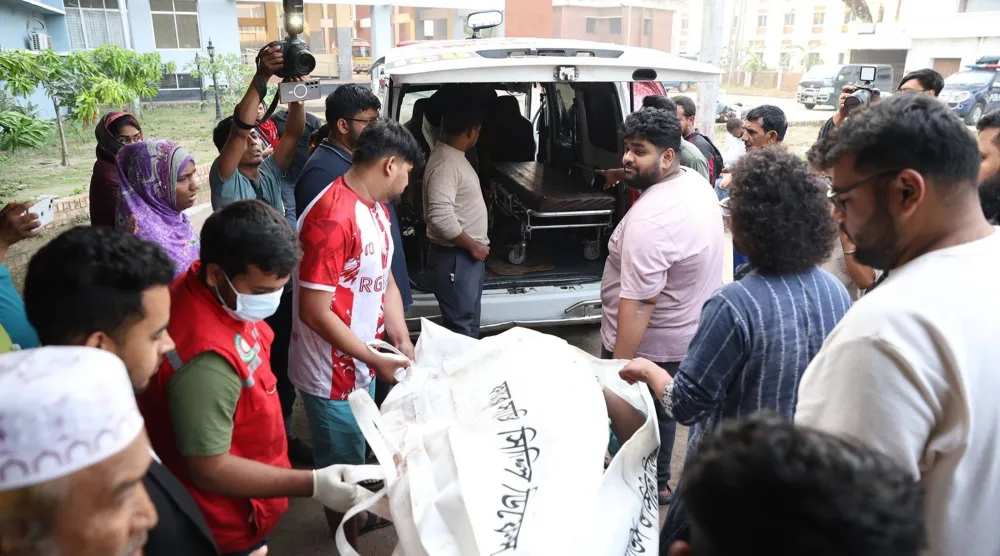 الحافلة كانت تقل نحو 40 راكباً قبل سقوطها في النهر في العاصمة دكا (إ.ب.أ)